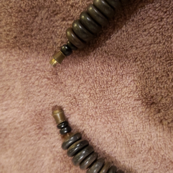 VINTAGE BLACK & RED CHUNKY WOOD NECKLACE - Picture 5 of 5